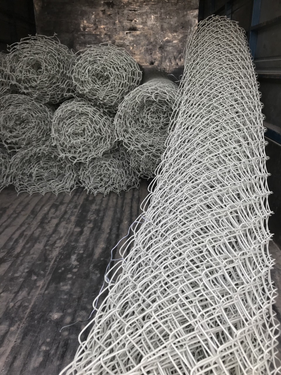 Giá lưới B40 tại Hà Nội là lưới tạo bằng cách đan sợi thép thành nhiều mắt lưới.